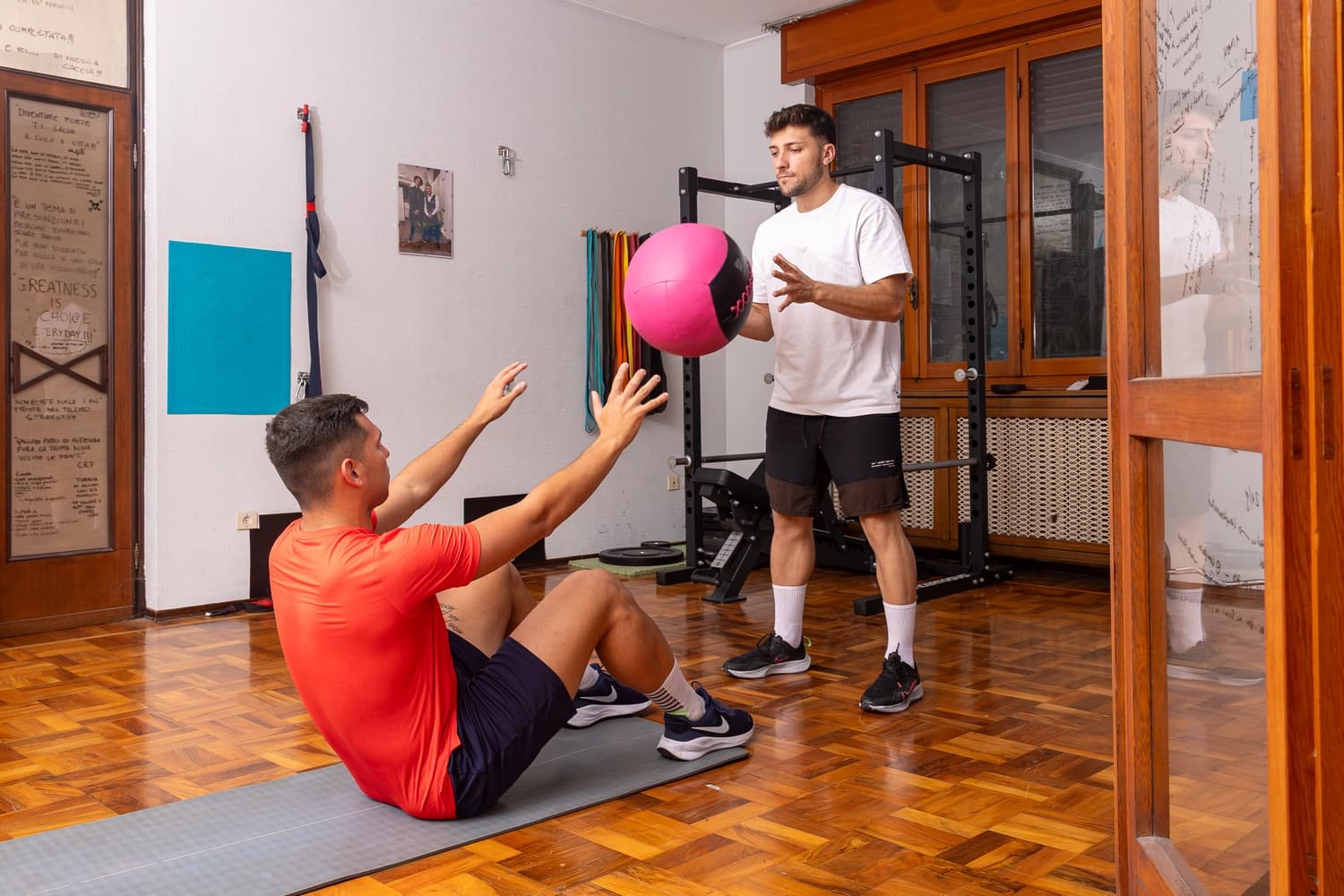 Allenamenti mirati pensati per piccoli gruppi di persone con obiettivi simili o differenti. Ogni partecipante riceve comunque il suo piano personalizzato, beneficiando allo stesso tempo della motivazione e del supporto del gruppo.