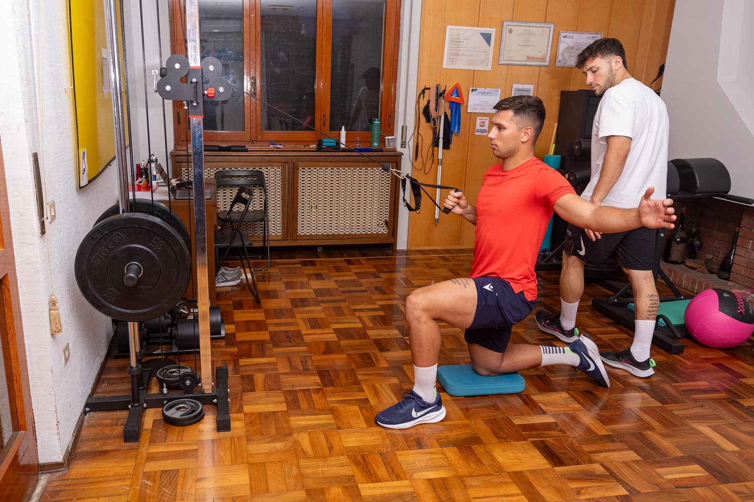 Sessioni di allenamento private con uns personal trainer dedicato, che costruirà un piano su misura in base alle tue esigenze fisiche, ai tuoi obiettivi e al tuo livello di preparazione. Perfetto per chi desidera un approccio esclusivo e mirato.
